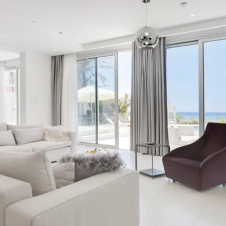 Royal 4 Bedroom Seafront Сasa de vacaciones *