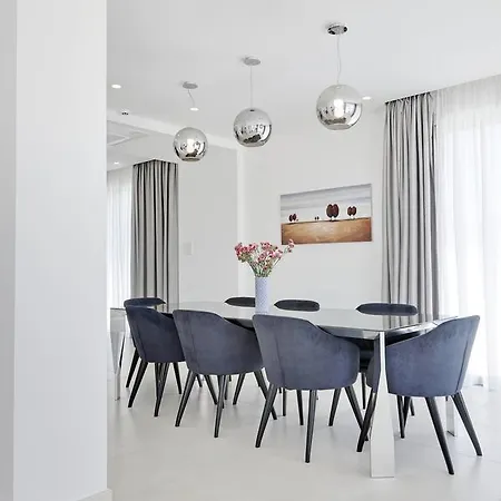 Royal 4 Bedroom Seafront Дом отдыха