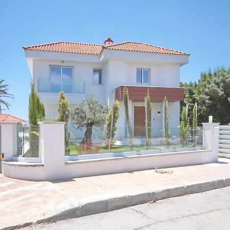 Royal 4 Bedroom Seafront *