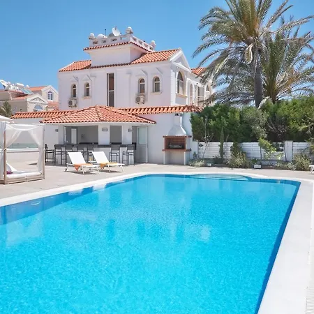 Royal 4 Bedroom Seafront Дом отдыха Айя-Напа